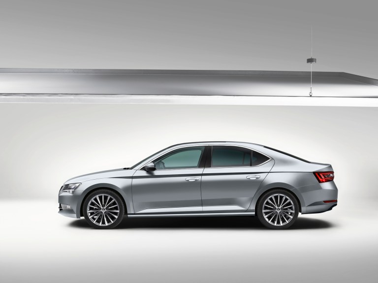Skoda_Superb_Side_P1_15_01_30