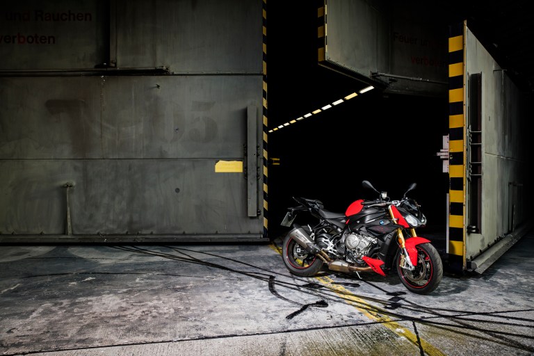 p90234086_highres_bmw-s-1000-r-10-2016