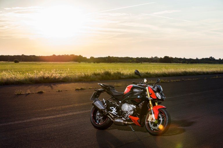 p90234090_highres_bmw-s-1000-r-10-2016