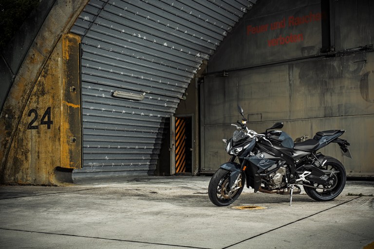 p90234103_highres_bmw-s-1000-r-10-2016