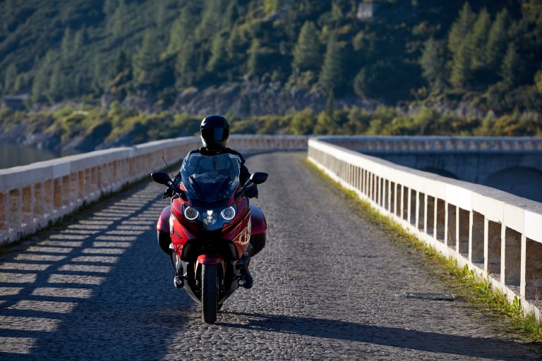 p90234229_highres_bmw-k-1600-gt-10-201