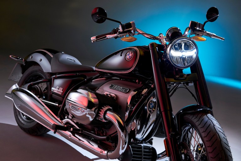 P90386386_highRes_the-bmw-r-18-first-e