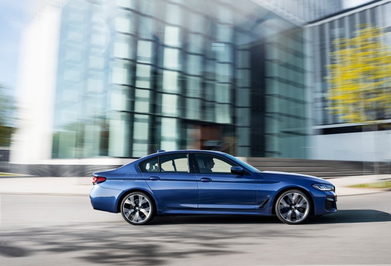 P90389009_highRes_the-new-bmw-530e-xdr