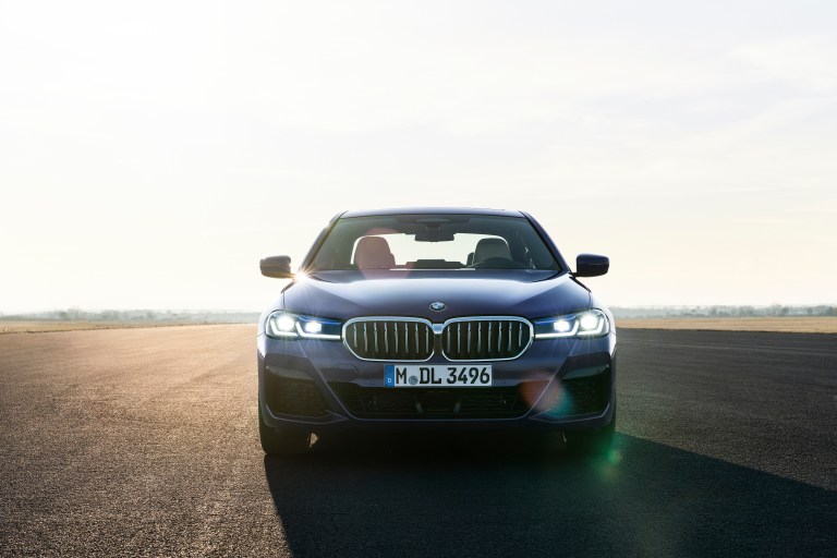 P90389013_highRes_the-new-bmw-530e-xdr