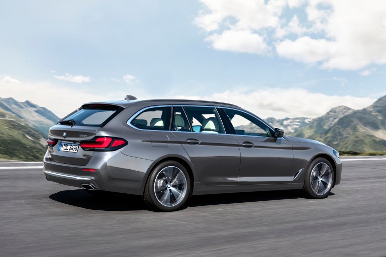 P90389085_highRes_the-new-bmw-530i-tou