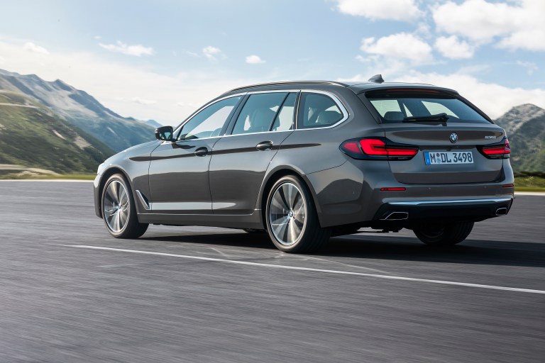 P90389087_highRes_the-new-bmw-530i-tou