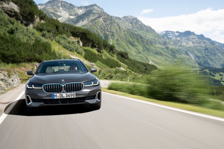 P90389088_highRes_the-new-bmw-530i-tou