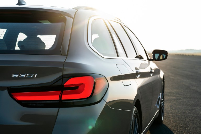 P90389096_highRes_the-new-bmw-530i-tou